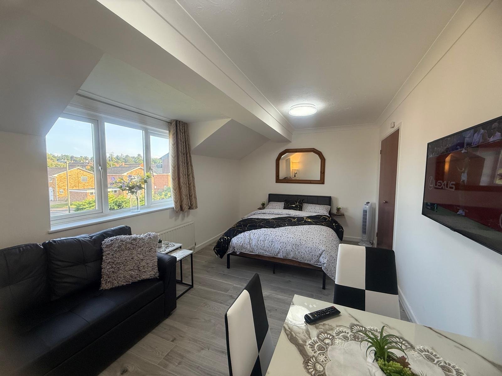 1-Bedroom Studio Flat for Rent – Weydon Lane, Farnham, Surrey