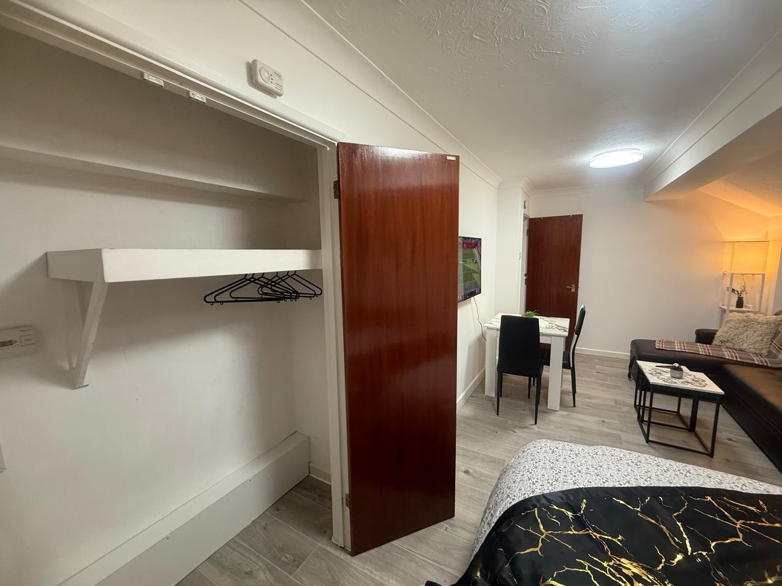 1-Bedroom Studio Flat for Rent – Weydon Lane, Farnham, Surrey