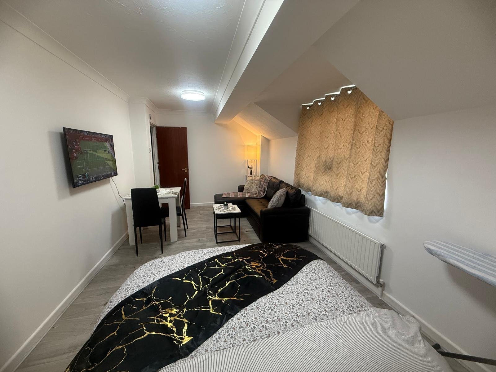 1-Bedroom Studio Flat for Rent – Weydon Lane, Farnham, Surrey