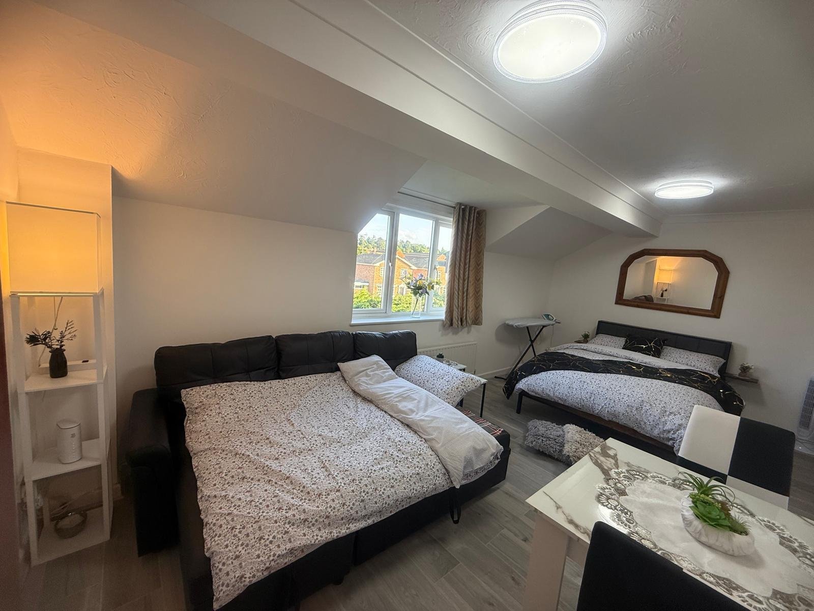 1-Bedroom Studio Flat for Rent – Weydon Lane, Farnham, Surrey