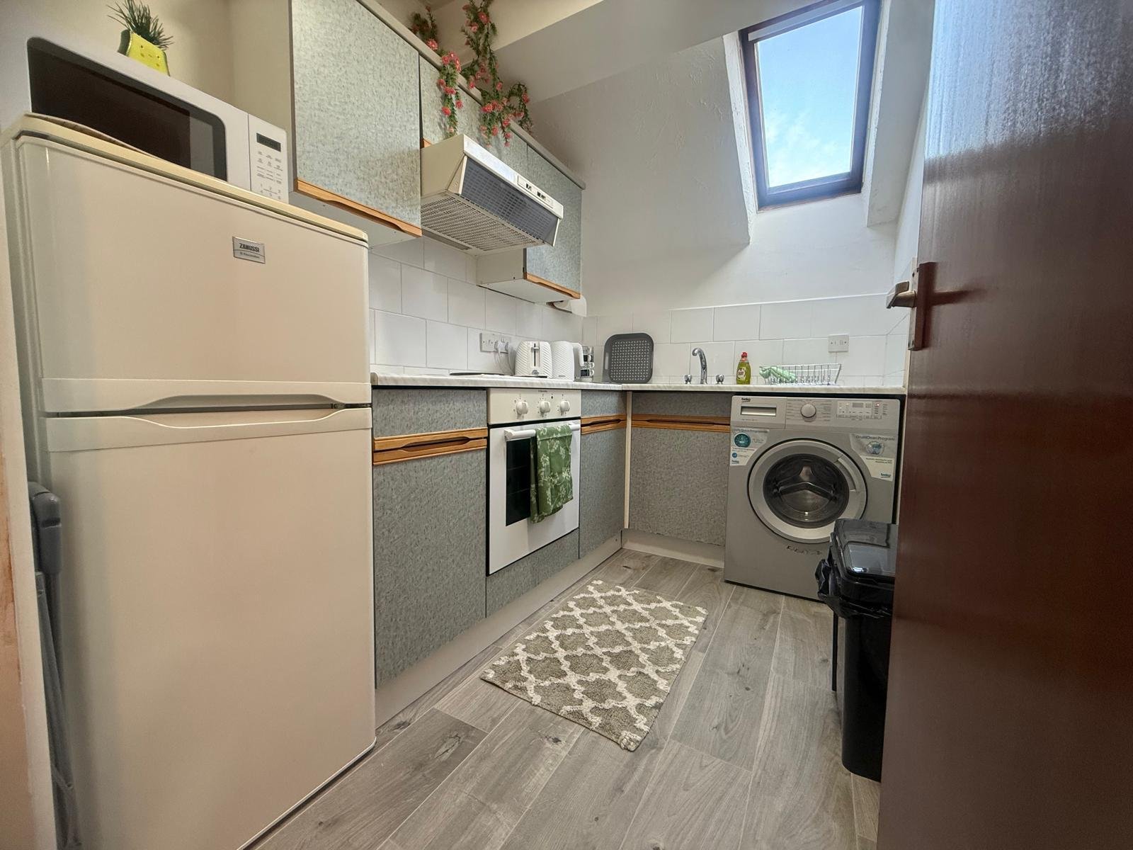 1-Bedroom Studio Flat for Rent – Weydon Lane, Farnham, Surrey